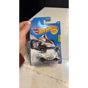 Hot Wheels 2017 Street Beasts Turbo Rooster White Red Rims 191/365 Unused